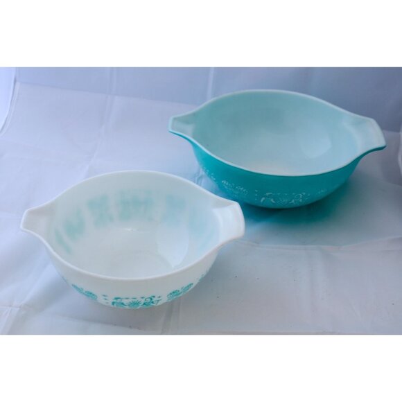 Vintage Pyrex Amish Butterprint Cinderella Bowl Set: Turquoise & White - Picture 7 of 10